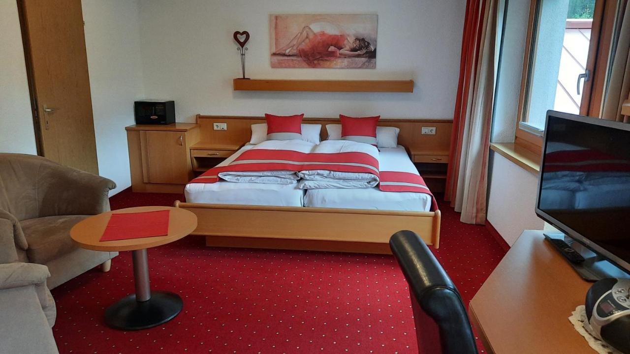 Gaestehaus Almrausch, Ferienanlage Mit Pool 那塞雷思 外观 照片