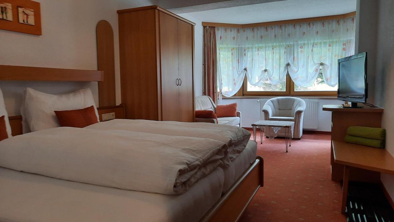 Gaestehaus Almrausch, Ferienanlage Mit Pool 那塞雷思 外观 照片