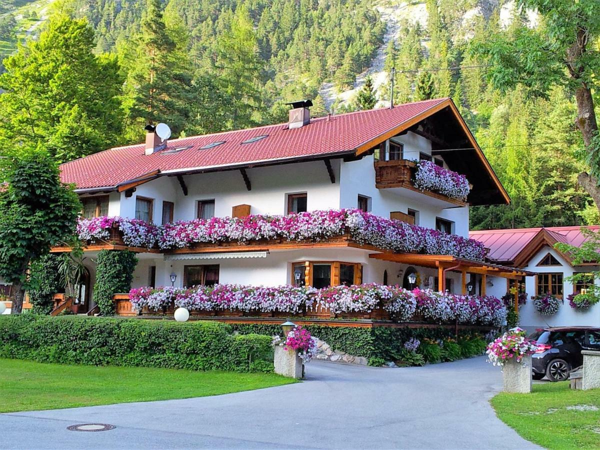 Gaestehaus Almrausch, Ferienanlage Mit Pool 那塞雷思 外观 照片