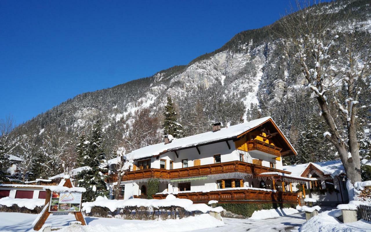 Gaestehaus Almrausch, Ferienanlage Mit Pool 那塞雷思 外观 照片